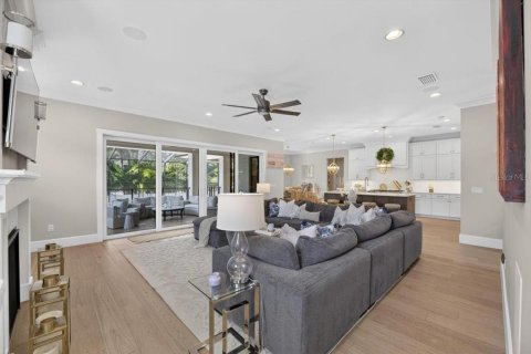 House in Tampa, Florida 5 bedrooms, 471.66 sq.m. № 2258214 - photo 18