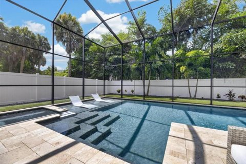 House in Tampa, Florida 5 bedrooms, 471.66 sq.m. № 2258214 - photo 5