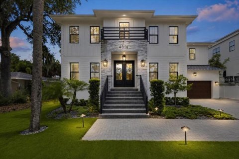 House in Tampa, Florida 5 bedrooms, 471.66 sq.m. № 2258214