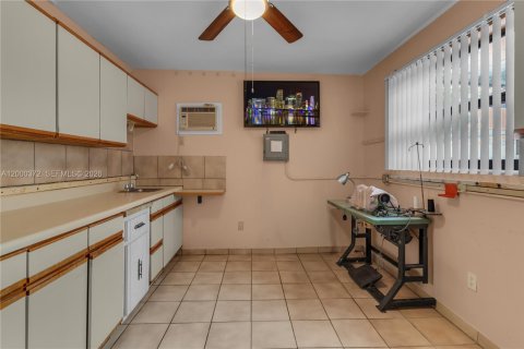 Villa ou maison à vendre à Miami, Floride: 3 chambres, 148.27 m2 № 2070956 - photo 13