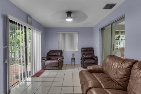 Villa ou maison à vendre à Miami, Floride: 3 chambres, 148.27 m2 № 2070956 - photo 12