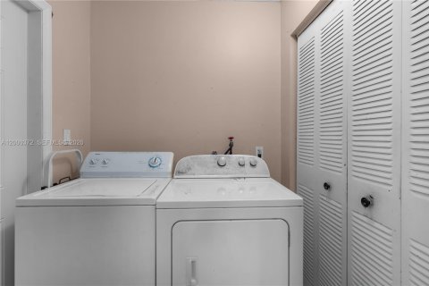 Villa ou maison à vendre à Miami, Floride: 3 chambres, 148.27 m2 № 2070956 - photo 21
