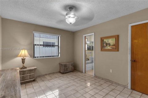 Villa ou maison à vendre à Miami, Floride: 3 chambres, 148.27 m2 № 2070956 - photo 18