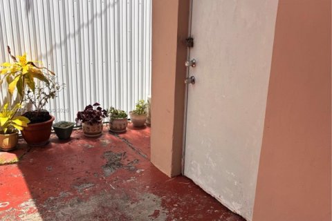 Villa ou maison à vendre à Miami, Floride: 3 chambres, 148.27 m2 № 2070956 - photo 2