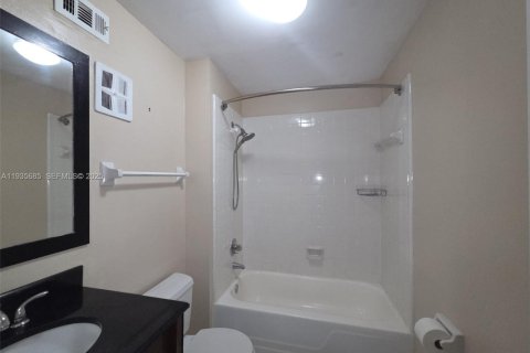 Copropriété à louer à Tamarac, Floride: 2 chambres, 88.16 m2 № 1993814 - photo 17