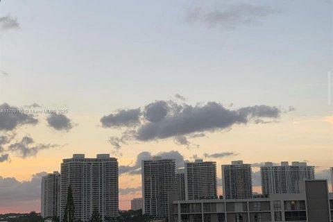 Condo in Sunny Isles Beach, Florida, 2 bedrooms  № 1711096 - photo 9