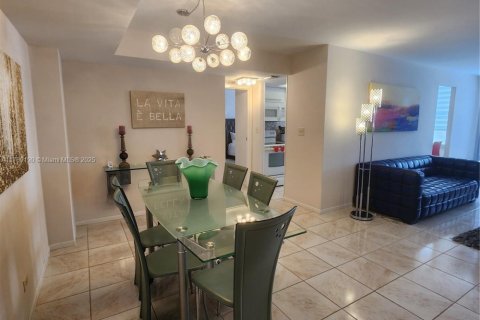 Condo in Sunny Isles Beach, Florida, 2 bedrooms  № 1711096 - photo 14