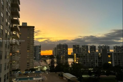 Condo in Sunny Isles Beach, Florida, 2 bedrooms  № 1711096 - photo 8