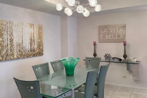 Condo in Sunny Isles Beach, Florida, 2 bedrooms  № 1711096 - photo 1
