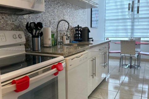 Condo in Sunny Isles Beach, Florida, 2 bedrooms  № 1711096 - photo 4