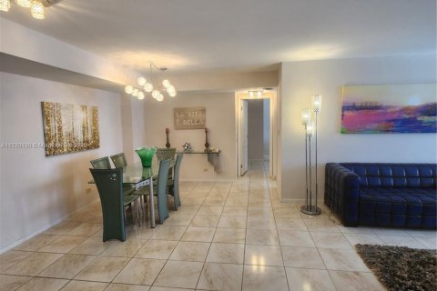 Condo in Sunny Isles Beach, Florida, 2 bedrooms  № 1711096 - photo 12