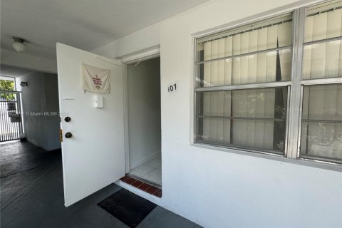 Copropriété à louer à Hollywood, Floride: 1 chambre, 53.14 m2 № 1963173 - photo 2