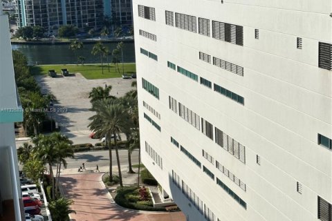 Copropriété à louer à Hollywood, Floride: 2 chambres, 83.24 m2 № 1985469 - photo 21