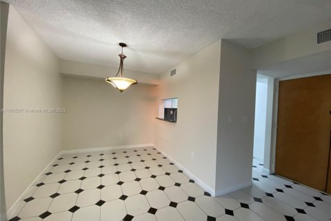 Condominio en alquiler en Miami, Florida, 2 dormitorios, 83.43 m2 № 1952740 - foto 4