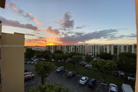 Condominio en alquiler en Miami, Florida, 2 dormitorios, 83.43 m2 № 1952740 - foto 19