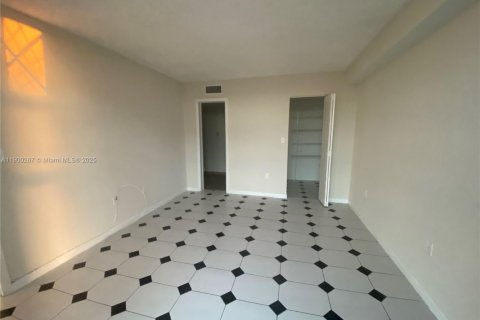 Condominio en alquiler en Miami, Florida, 2 dormitorios, 83.43 m2 № 1952740 - foto 10