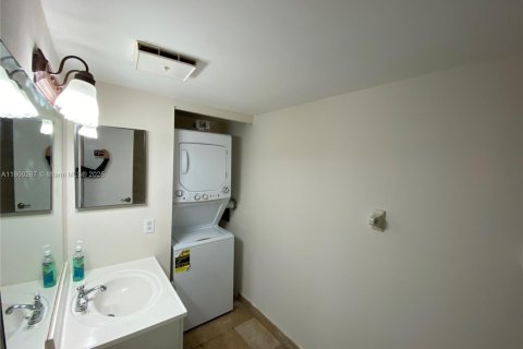 Condominio en alquiler en Miami, Florida, 2 dormitorios, 83.43 m2 № 1952740 - foto 9