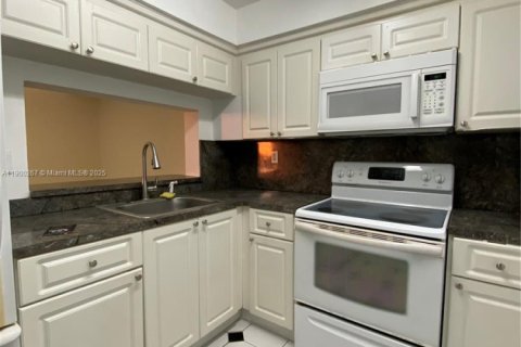 Condominio en alquiler en Miami, Florida, 2 dormitorios, 83.43 m2 № 1952740 - foto 3