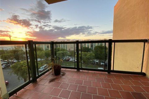 Condominio en alquiler en Miami, Florida, 2 dormitorios, 83.43 m2 № 1952740 - foto 20