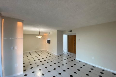 Condominio en alquiler en Miami, Florida, 2 dormitorios, 83.43 m2 № 1952740 - foto 6