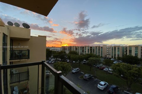 Condominio en alquiler en Miami, Florida, 2 dormitorios, 83.43 m2 № 1952740 - foto 1