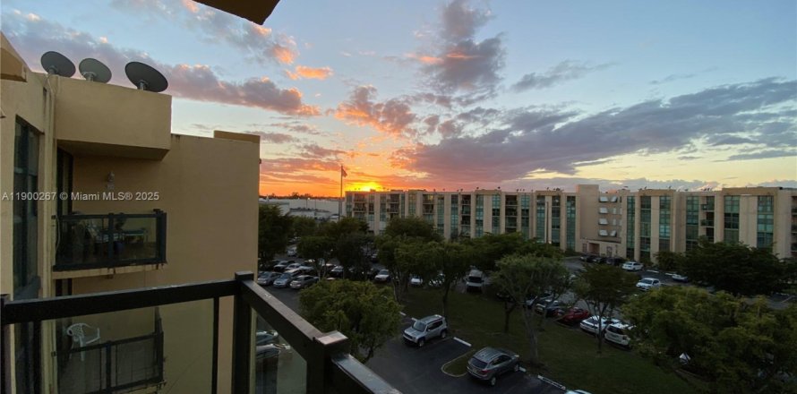 Condominio en Miami, Florida, 2 dormitorios  № 1952740