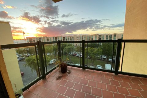 Condominio en alquiler en Miami, Florida, 2 dormitorios, 83.43 m2 № 1952740 - foto 18
