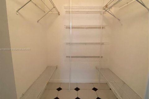 Condominio en alquiler en Miami, Florida, 2 dormitorios, 83.43 m2 № 1952740 - foto 17