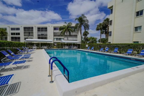 Condo in Lake Worth, Florida, 2 bedrooms  № 1863204 - photo 2