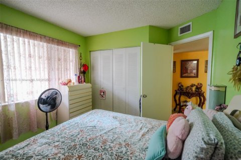 Condo in Lake Worth, Florida, 2 bedrooms  № 1863204 - photo 11