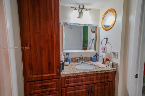 Condo in Lake Worth, Florida, 2 bedrooms  № 1863204 - photo 18