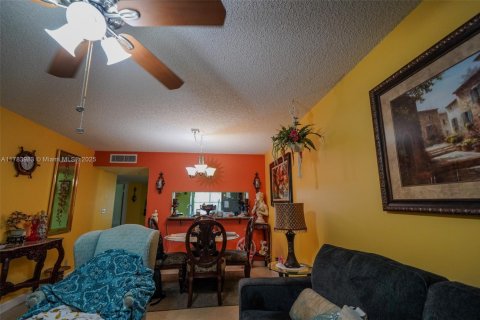 Condo in Lake Worth, Florida, 2 bedrooms  № 1863204 - photo 7