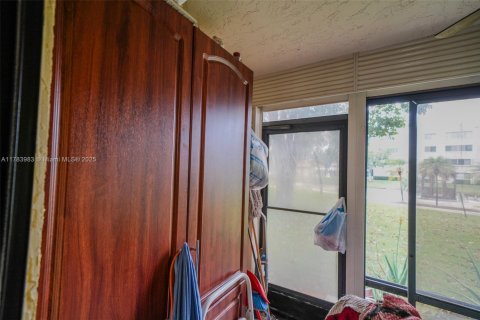 Condo in Lake Worth, Florida, 2 bedrooms  № 1863204 - photo 19