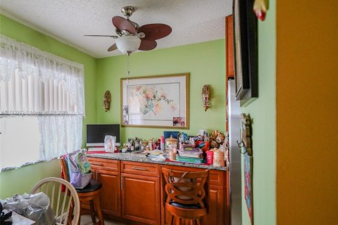 Condo in Lake Worth, Florida, 2 bedrooms  № 1863204 - photo 9