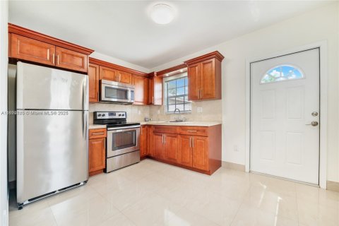 Propiedad comercial en alquiler en Miami, Florida, 1 dormitorio, 46.45 m2 № 1944727 - foto 2