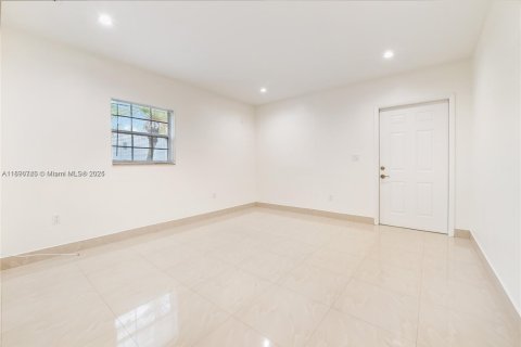 Propiedad comercial en alquiler en Miami, Florida, 1 dormitorio, 46.45 m2 № 1944727 - foto 4
