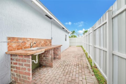 Propiedad comercial en alquiler en Miami, Florida, 1 dormitorio, 46.45 m2 № 1944727 - foto 9