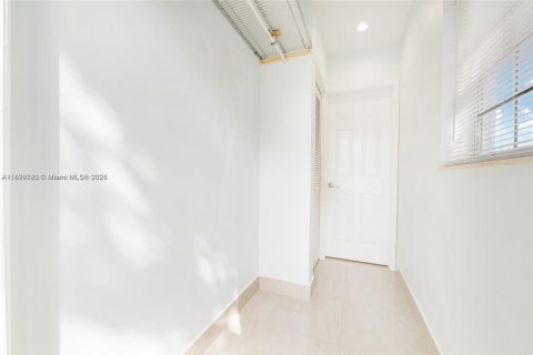Propiedad comercial en alquiler en Miami, Florida, 1 dormitorio, 46.45 m2 № 1944727 - foto 7