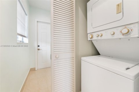 Propiedad comercial en alquiler en Miami, Florida, 1 dormitorio, 46.45 m2 № 1944727 - foto 6