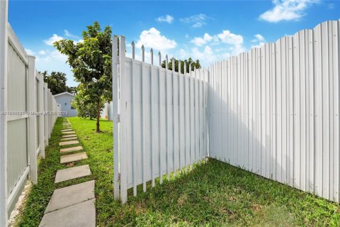 Propiedad comercial en alquiler en Miami, Florida, 1 dormitorio, 46.45 m2 № 1944727 - foto 10