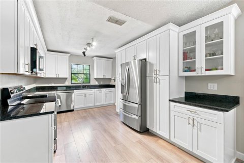 House in Ocala, Florida 3 bedrooms, 152.73 sq.m. № 2220109 - photo 12