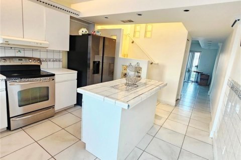 Купить кондоминиум в Хайалиа, Флорида 2 спальни, 83.24м2, № 1997324 - фото 3