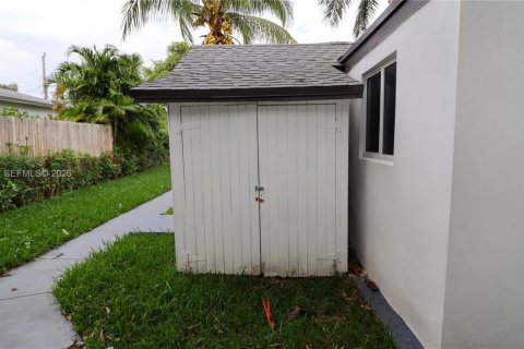 House in Miami, Florida 4 bedrooms, 134.43 sq.m. № 2040694 - photo 30