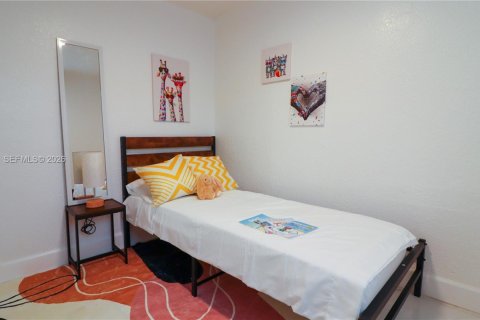 House in Miami, Florida 4 bedrooms, 134.43 sq.m. № 2040694 - photo 15