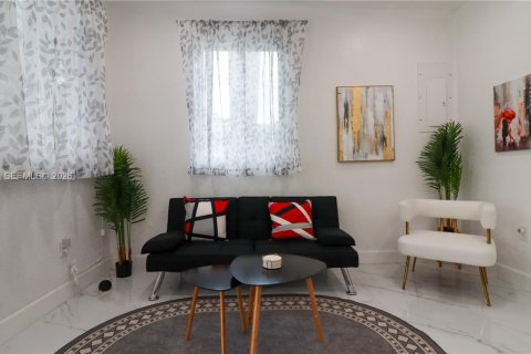 House in Miami, Florida 4 bedrooms, 134.43 sq.m. № 2040694 - photo 7