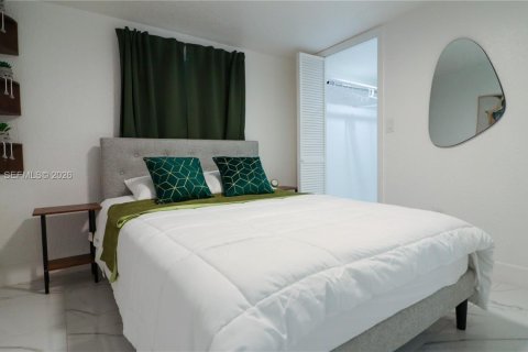 House in Miami, Florida 4 bedrooms, 134.43 sq.m. № 2040694 - photo 20