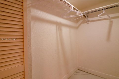 House in Miami, Florida 4 bedrooms, 134.43 sq.m. № 2040694 - photo 21