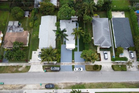 House in Miami, Florida 4 bedrooms, 134.43 sq.m. № 2040694 - photo 5