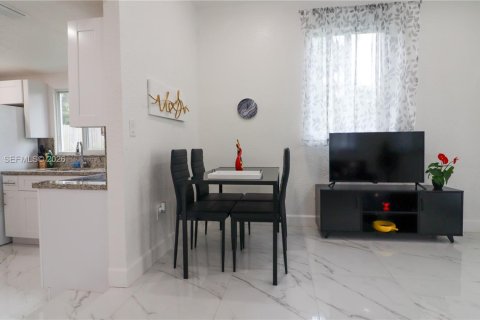 House in Miami, Florida 4 bedrooms, 134.43 sq.m. № 2040694 - photo 8