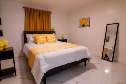 House in Miami, Florida 4 bedrooms, 134.43 sq.m. № 2040694 - photo 12